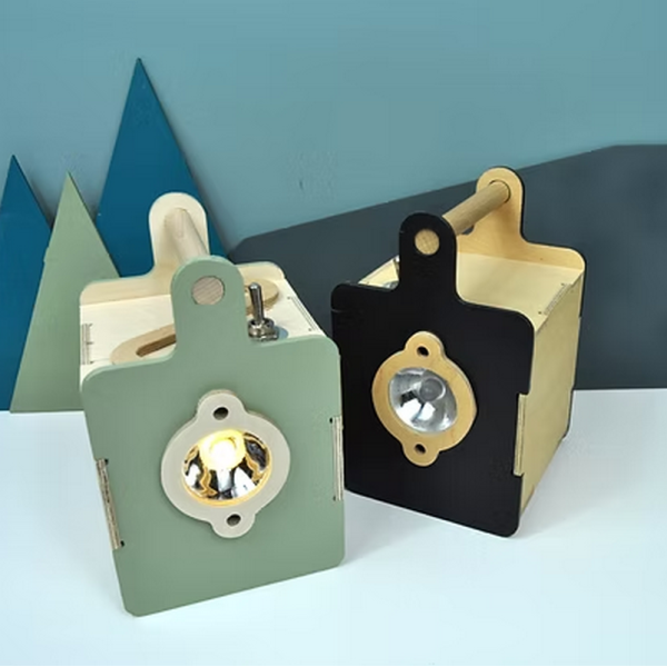 Jouet en bois à construire MANUFACTURE EN FAMILLE Ma lampe d'explorateur DIY