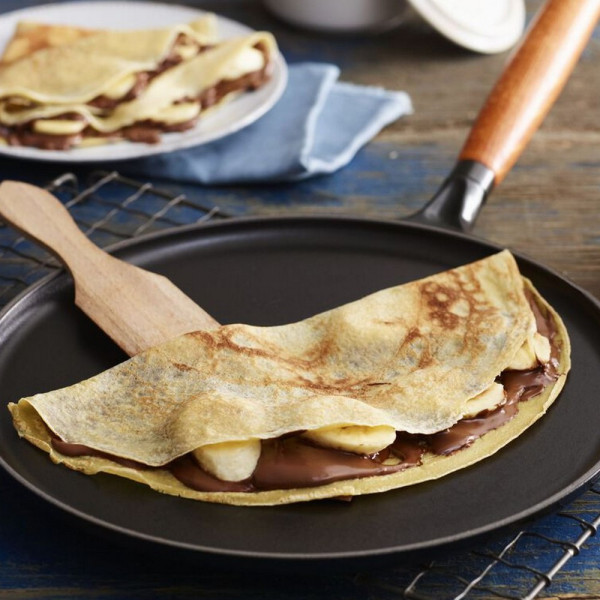 Crêpière en fonte Staub avec manche en bois