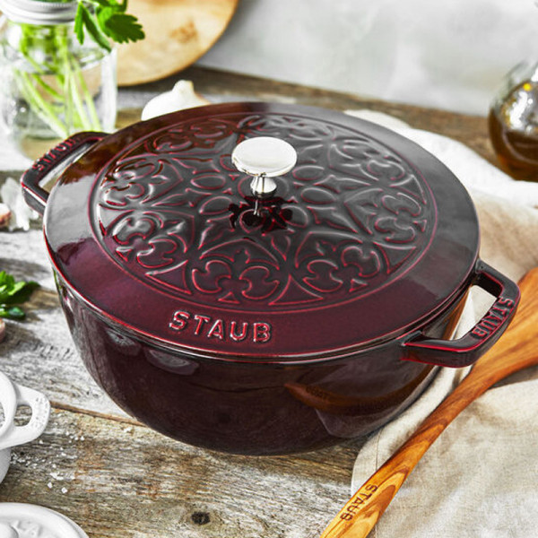Cocotte Lys STAUB en fonte 24cm coloris grenadine